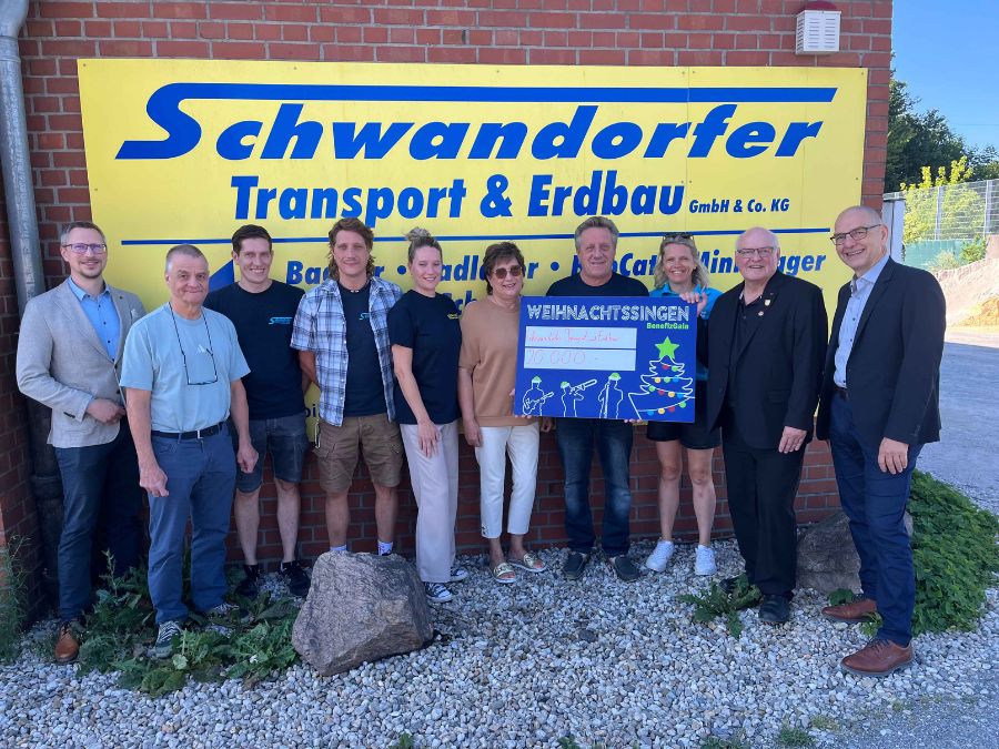 Die Schwandorfer Transport und Erdbau GmbH & Co. KG übergab eine Spende in Höhe von 20.000 Euro.