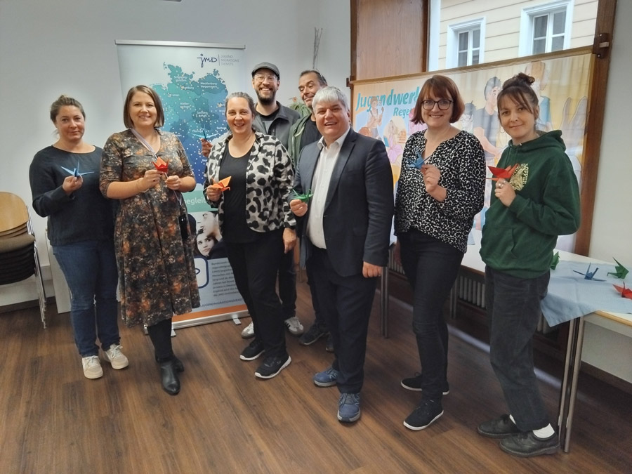 Gruppenbild mit Bundestagsabgeordneten Dr. Carolin Wagner (SPD) und Stefan Schmid (Bündnis 90/Gruene) sowie Fachkräften der Jugendmigrationsdienste der KJF und der Jugendwerkstatt in Regensburg
