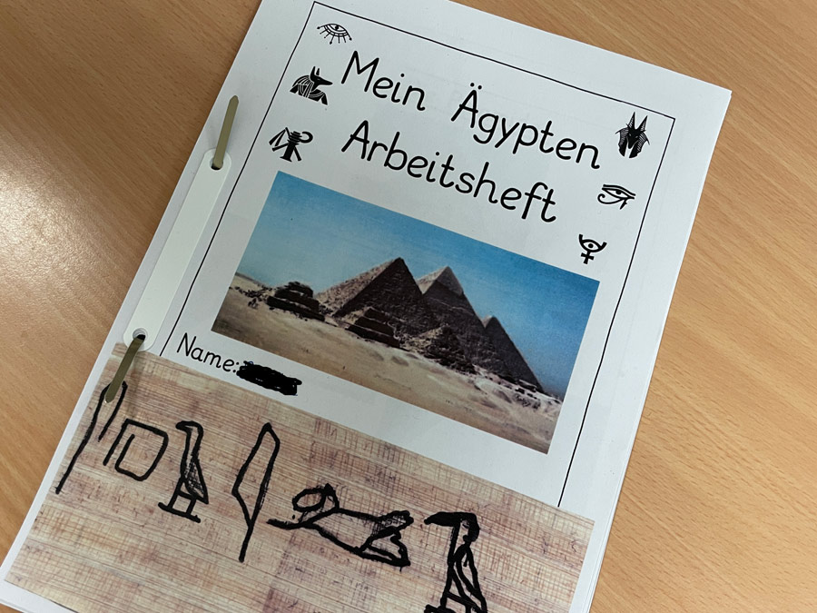 Ein Arbeitsheft eines Schülers zum Projekt Ägypten mit dem Titel "Mein Ägypten-Arbeitsheft"