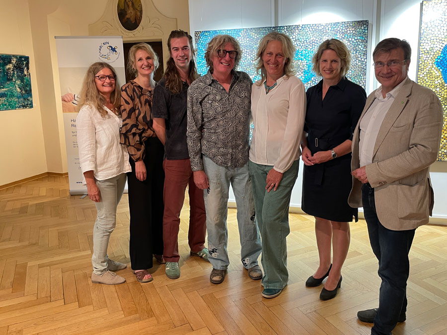 Gruppenbild mit Veranstalter, Künstlerin und Künstler in der Galerie St. Klara