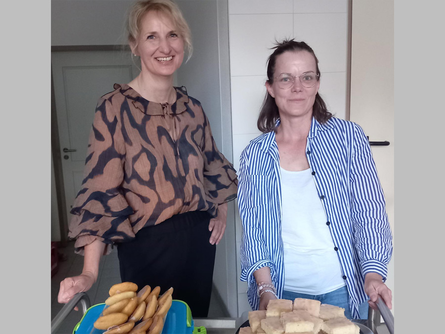 Rita Reitinger, Koordinatorin von Harlekin, mit Kuchenspenderin vom Frauenbund zeigen den gespendeten Kuchen.