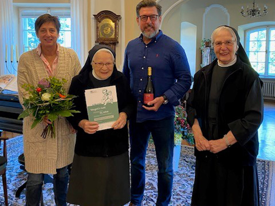 Gruppenbild mit Jubilarin Schwester Roswitha, die 65 Dienstjahre feiert, und drei Gratulanten
