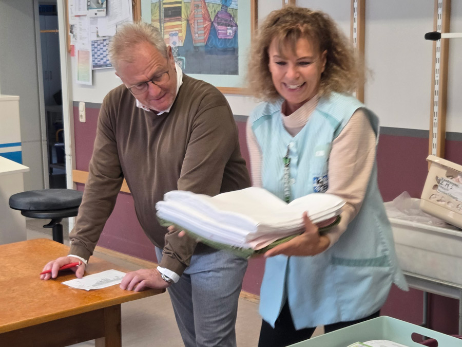Schwandorfs Oberbürgermeister Andreas Fellner und Maria Kranner, Leiterin der Wäscherei, im Haus des Guten Hirten beim Arbeitseinsatz