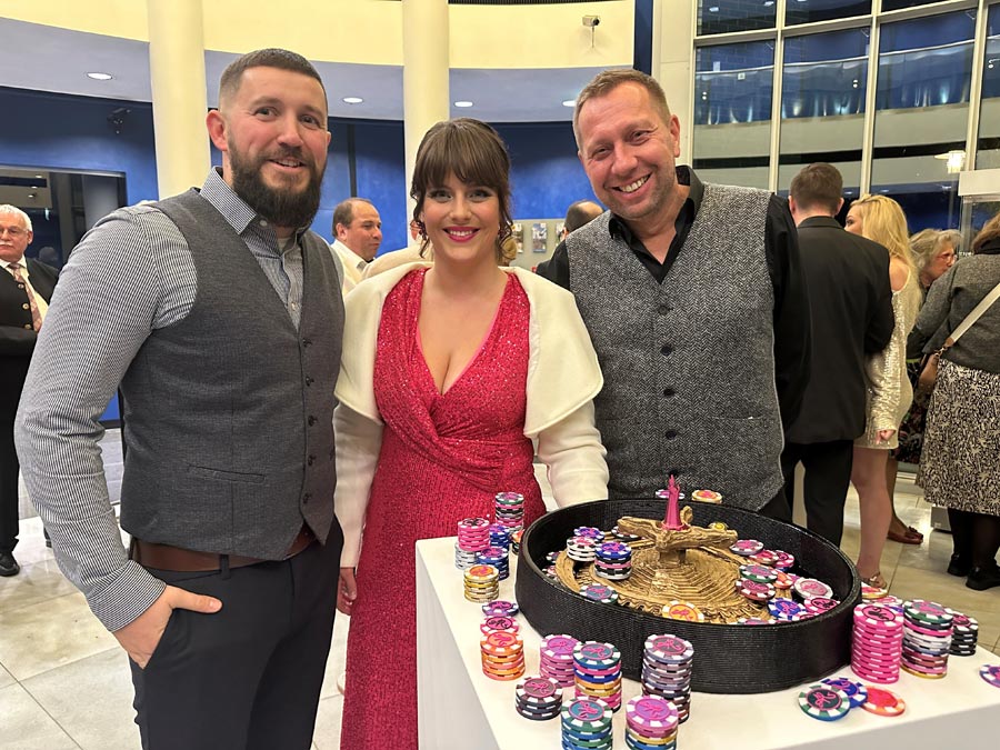 Ismir Kadiric und Daniel Schlosser aus dem B.B.W. Str. Franziskus Abensberg mit Künstlerin Marion Abate bei der Vernissage zur Ausstellung "Gedruckte Versuchung" in Bad Kötzting