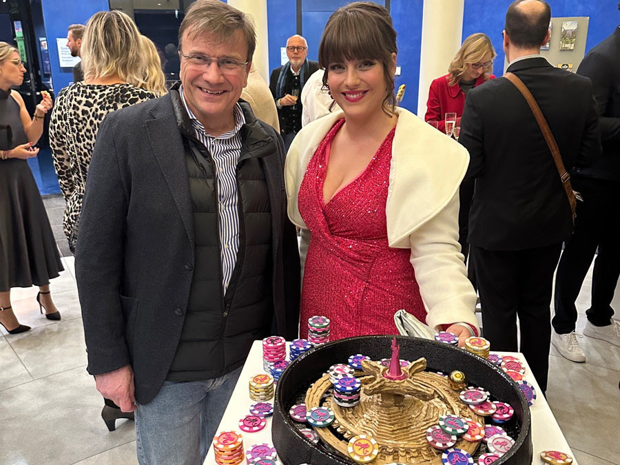 KJF-Direktor Michael Eibl und Künstlerin Marion Abate