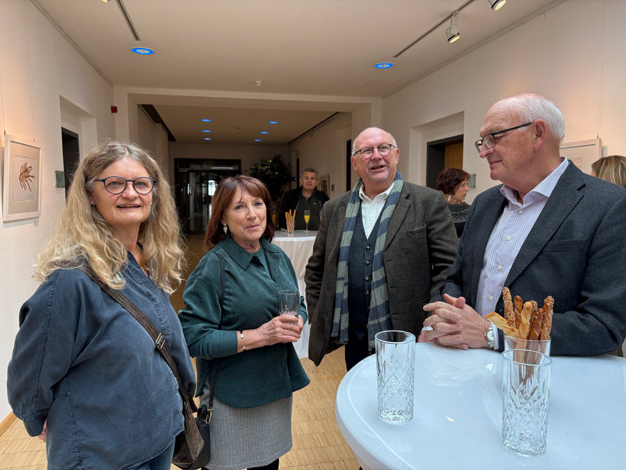 Galeristin der Galerie St. Klara der KJF Birgit Kirchmann, 2. Stellvertretende Vorsitzende der KJF Dagmar Dengel, aus dem Verwaltungsrat der KJF Günter Lange, ehem. Regionalstellenleiter ZBFS, und Richard Deml, AOK-Direktor a.D.