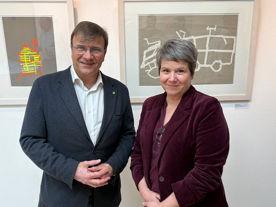 KJF-Direktor Michael Eibl und Regionalstellenleiterin des Zentrum Bayern Familie und Soziales Regensburg Kerstin Wimmer bei der Eröffnung der Ausstellung Kunst.Preis in der ZBFS Regionalstelle Regensburg . Im Hintergrund Bilder des Künstlers Wolfgang Bauer