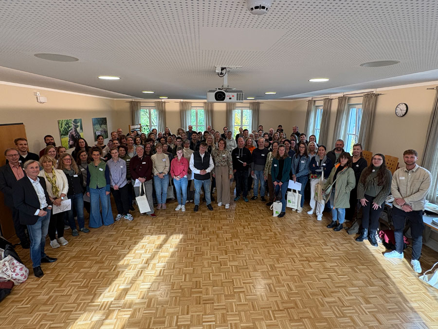 Gruppenbild mit rd. 100 neuen Mitarbeiterinnen und Mitarbeitern der KJF und Vertretern des Trägers