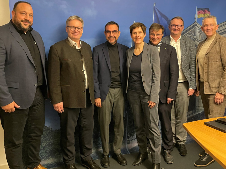 v.li. Daniel Kiesel, Geschäftsführer LVKJF und Vorstand Soziales der KJF Augsburg, MdL Josef Zellmeier (Vorsitzender d. Finanzausschusses), MdL Klaus Holetschek (CSU-Fraktionsvorsitzender), Vorständin KJF München-Freising Barbara Igl, Direktor der KJF Regensburg und Vorsitzender der LAG Förderschulen Michael Eibl, Vorstand Medizin der KJF Augsburg Sebastian Stief, MdL Thomas Huber, Mitglied im Fraktionsvorstand