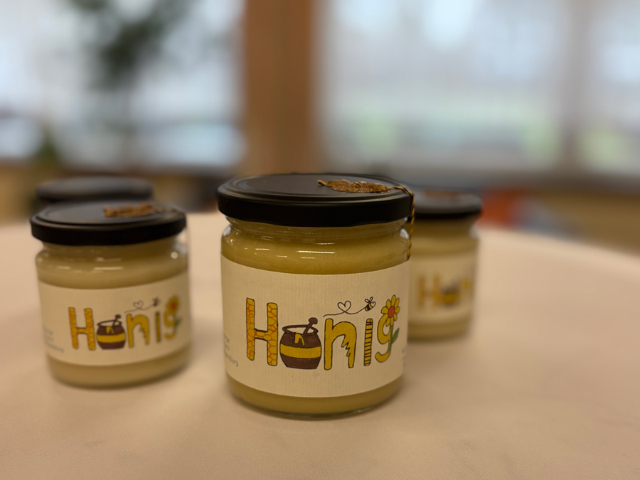 Honiggläser mit einem von Kindern gestalteten Ettiket