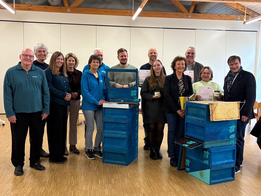 Gruppenbild mit den Patinnen und Paten des Bienenprojekts