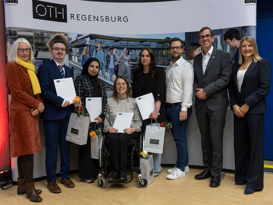 Die Preisträger mit den Vertretern der OTH und den Institutionen, die den Preis für Mutmacher verleihen.
