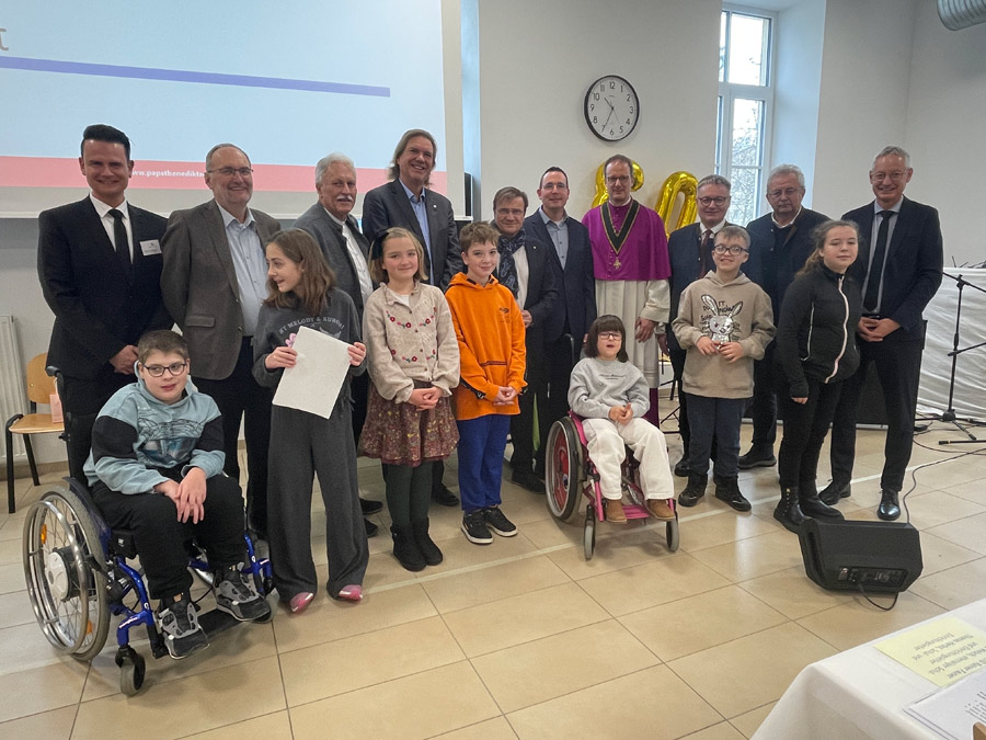 Gruppenbild mit Ehrengästen und Kindern bei der 30-Jahr-Feier der Papst Benedikt Schule
