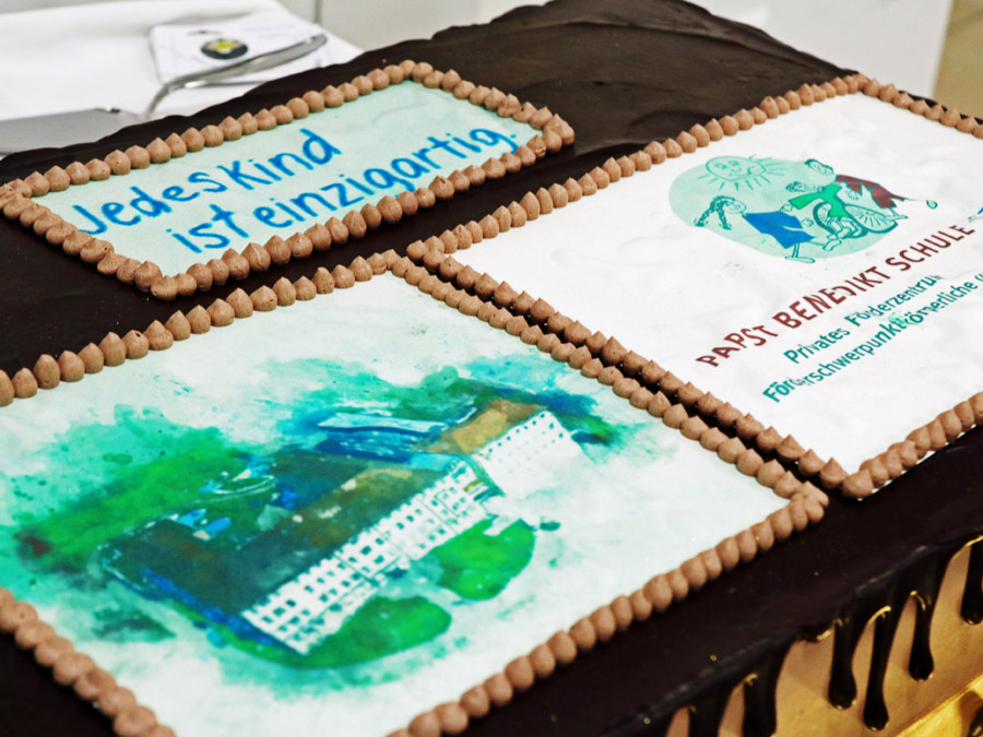 Torte mit Bild der Schule und Logo Papst Benedikt Schule