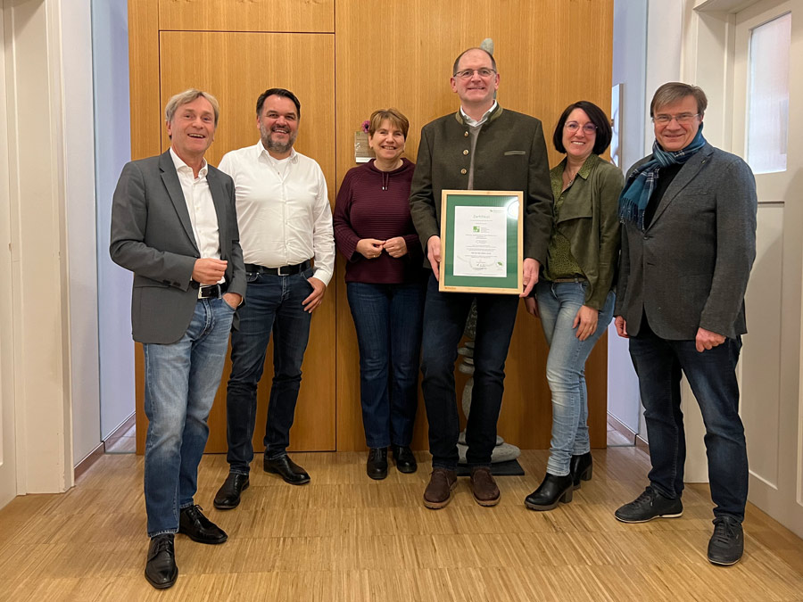 Gruppenbild mit dem Energiemanagementteam und KJF-Direktor Michael Eibl