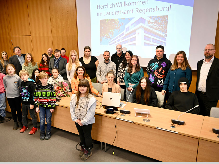 Tanja Schweiger mit Kindern im großen Sitzungssaal des Landkreises