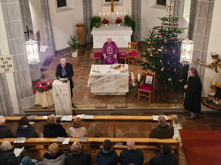 In der Kirche beim Gedenkgottesdienst in Eggenfelden