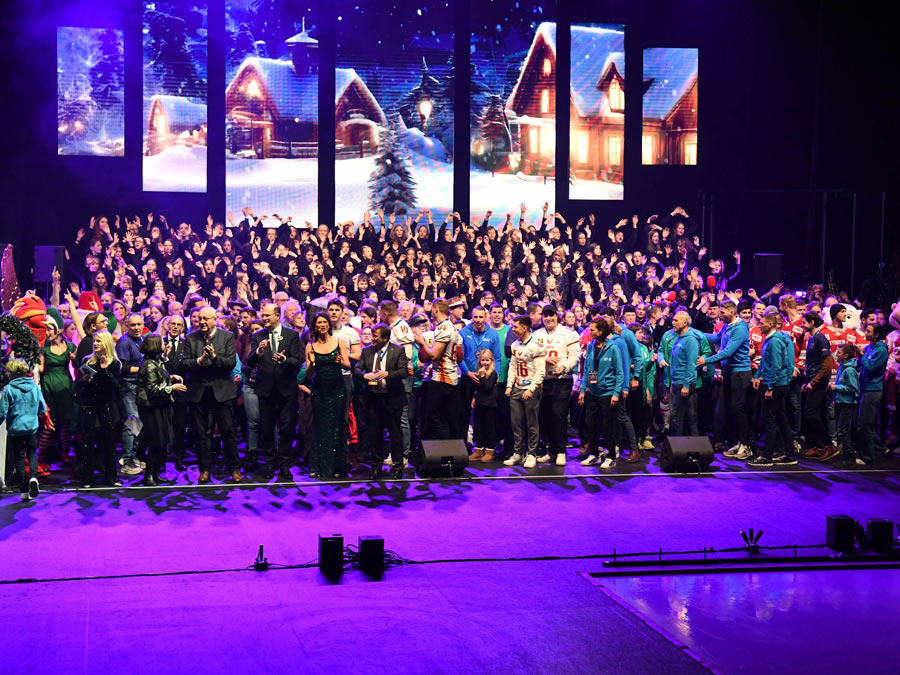 Großes Finale: Alle beteiligten Künstlerinnen und Künstler sowie die Sportvereine vereint auf der Bühne