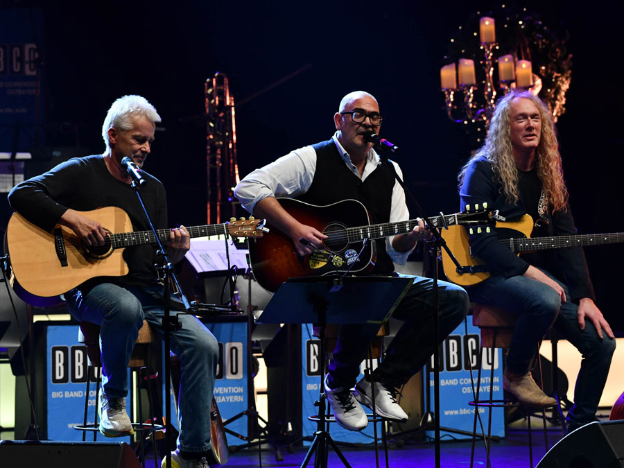 Singer-Songwriter Werner Schmidbauer und Kabarettist Hannes Ringlstetter auf der Bühne des Weihnachtssingens
