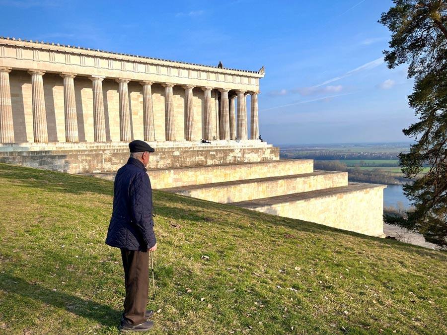 Prälat Josef Schweiger vor Walhalla blickt hinunter ins Donautal