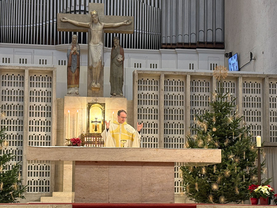 Domkapitular Dreßel am Altar