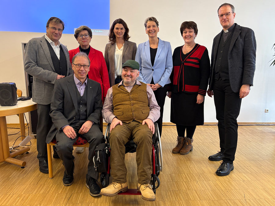 Der KJF-Vorsitzende und der KJF-Direktor sowie politische Vertreter mit Bertin Abbenhues und dem Behindertenbeauftragten der Bayer. Staatsregierung