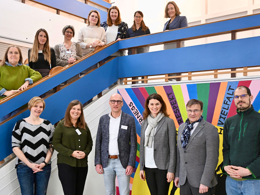 Teilnehmende des Pressegesprächs Pooling auf Gruppenbild in Schule