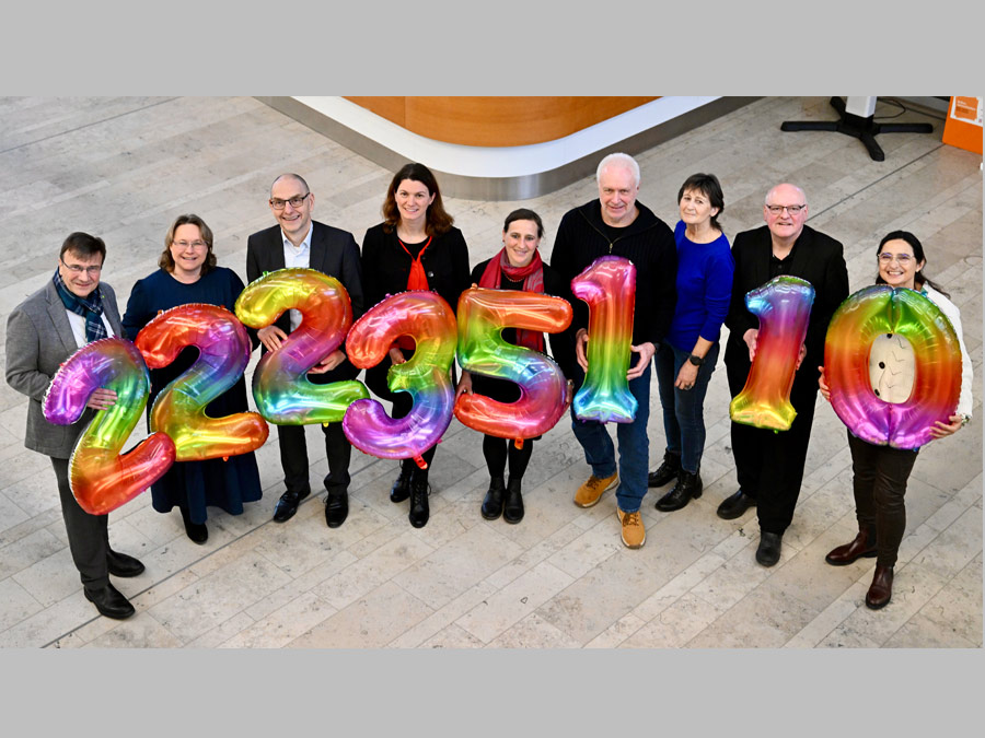 Landrätin Tanja Schweiger mit Organisatoren des Weihnachtssingens und Spendenempfängern
