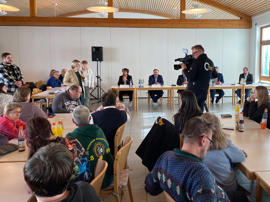 Melanie Eibl, Geschäftsführerin der KJF Werkstätten, rief die Mitarbeiterinnen und Mitarbeiter auf, bei der kommenden Kommunalwahl wählen zu gehen.