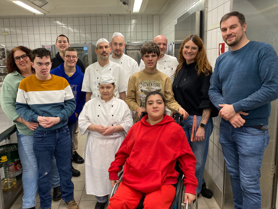 Die Schülerinnen und Schüler und die Mitarbeitenden in der Küche der Außenstelle Riedenburg.