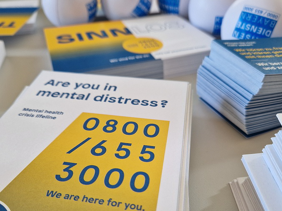 Flyer mit Hotline-Telefonnummer 08006553000 für psyschische Krisen