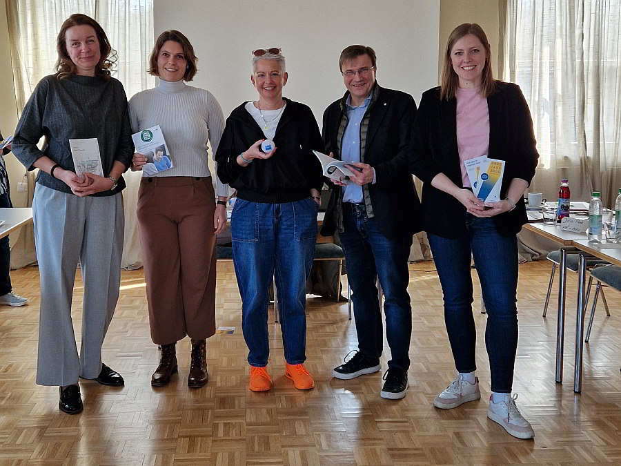 Personengruppe mit Mitarbeiterinnen aus der Geschäftsstelle und KJF-Direktor Michael Eibl