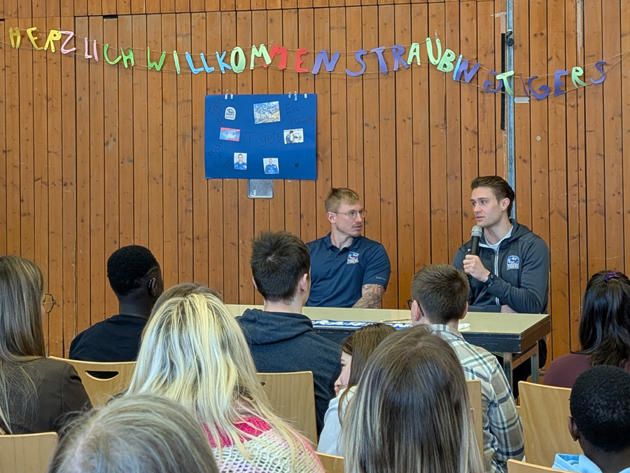 Zwei Spieler der Straubing Tigers beantworten Fragen der Jugendlichen aus dem Bildungszentrum St. Wolfgang.