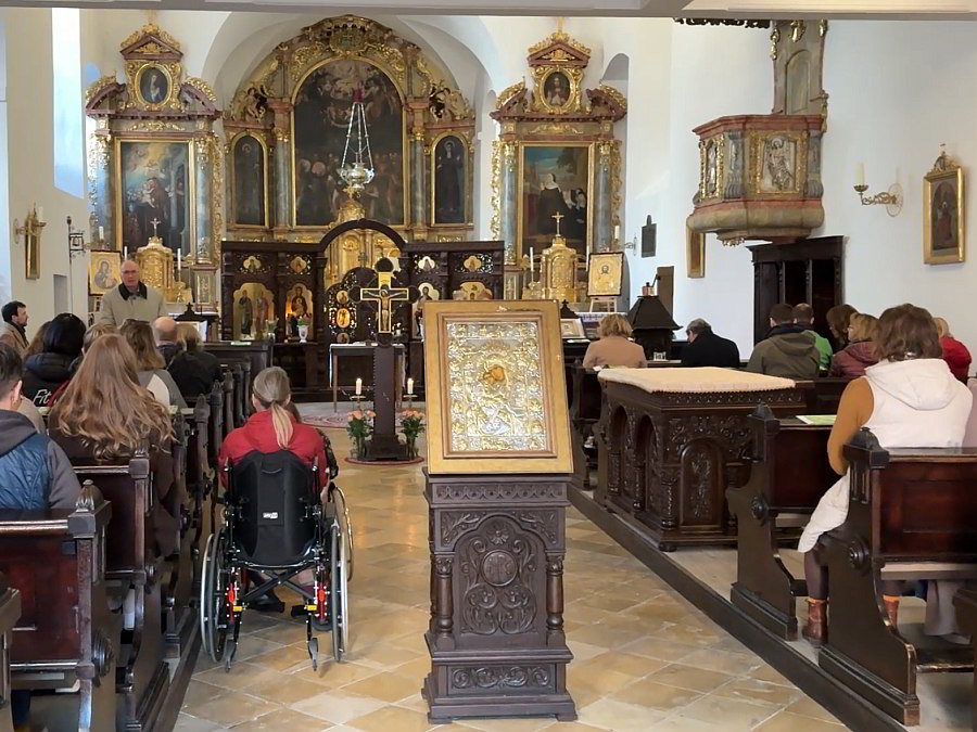 Kirchenraum der St. Matthias Kirche in Regensburg mit Mitarbeitern der KJF
