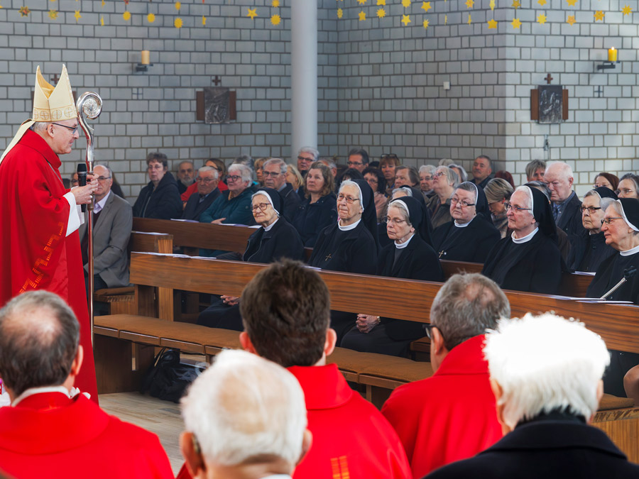 Bischof Rudolf und die Kreuzschwestern beim Gottesdienst in der Cabrini-Haus-Kirche
