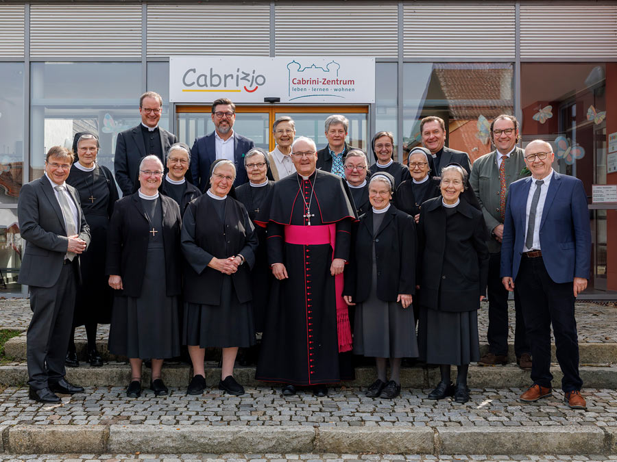Die Kreuzschwestern mit ihren Ehrengästen vor dem Cabrizio.