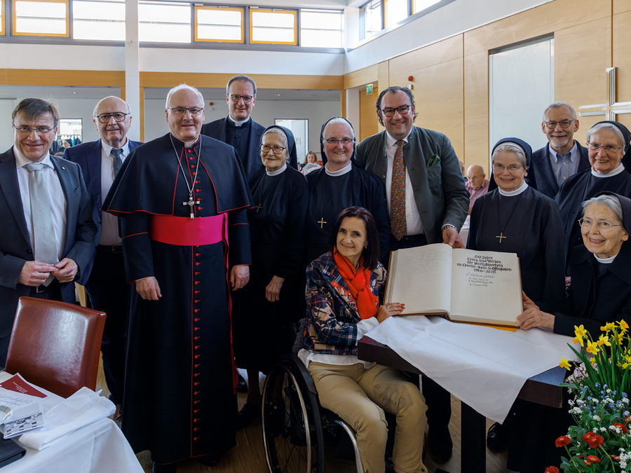 Die Kreuzschwestern tragen sich ins Goldene Buch der Stadt Abensberg ein