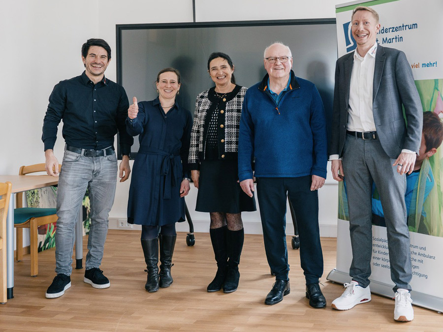 von links: Christoph Vogl (Geschäftsführer BVCOM), Astrid Lamby (Verwaltungsleiterin Kinderzentrum St. Martin), Dr. Christina Kutzer (Ärztliche Leiterin Kinderzentrum St. Martin), Armin Wolf (Social Sponsoring Experte der KJF)