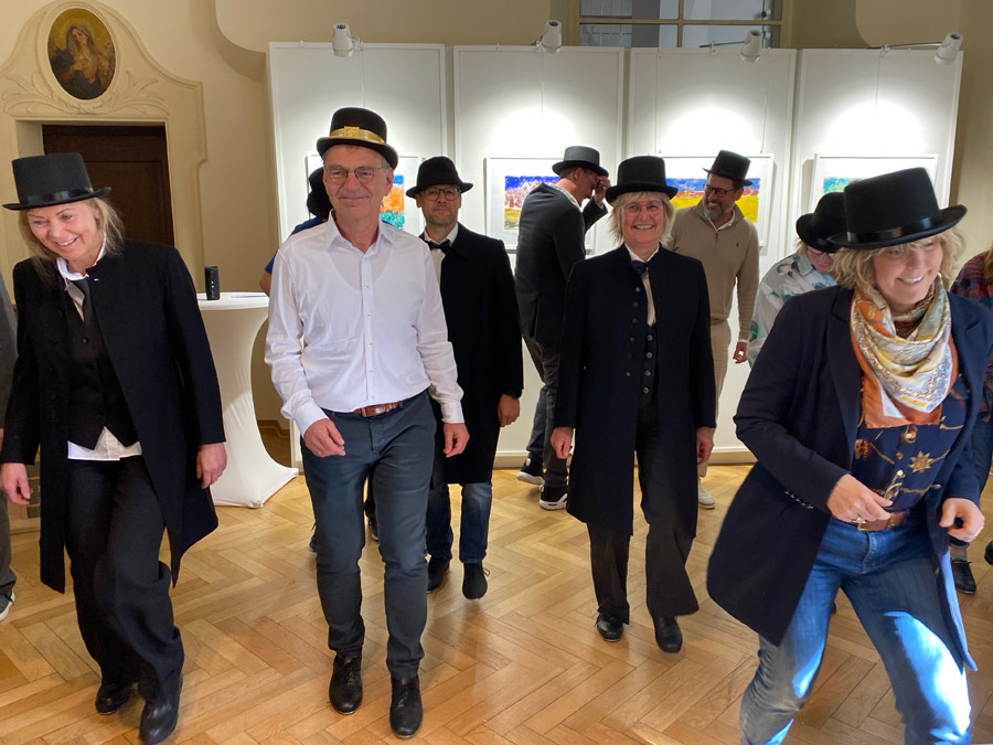 Die Kolleginnen und Kollegen verabschiedeten Peter Weiß mit einem gemeinsamen Stepptanz.