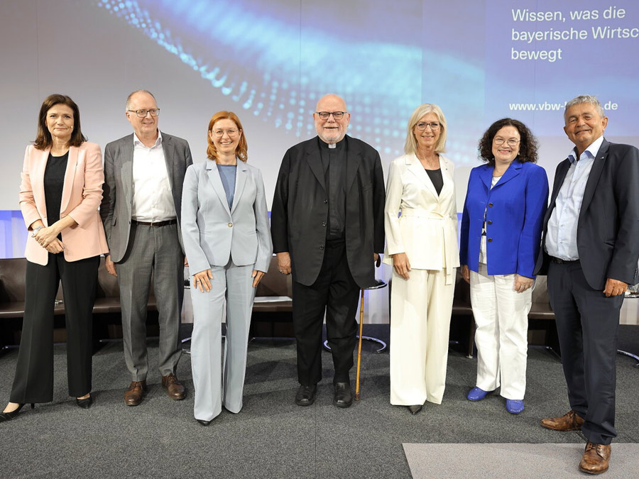 Gruppenbild mit Marion Gehlert, Johannes Magin, Nicole Majerus, Reinhard Kardinal Marx, Ulrike Scharf MdL, Andrea Nahles, Bertram Brossardt