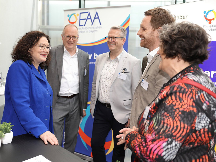 Fünf Personen am EAA Stand mit Andrea Nahles