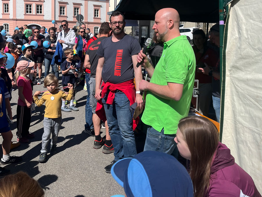 Sebastian Schmid, Referent für Presse- und Öffentlichkeitsarbeit der KJF, stellte den Teilnehmerinnen und Teilnehmern des Walhallalaufs die Arbeit des GeschwisterCLUBs vor. 