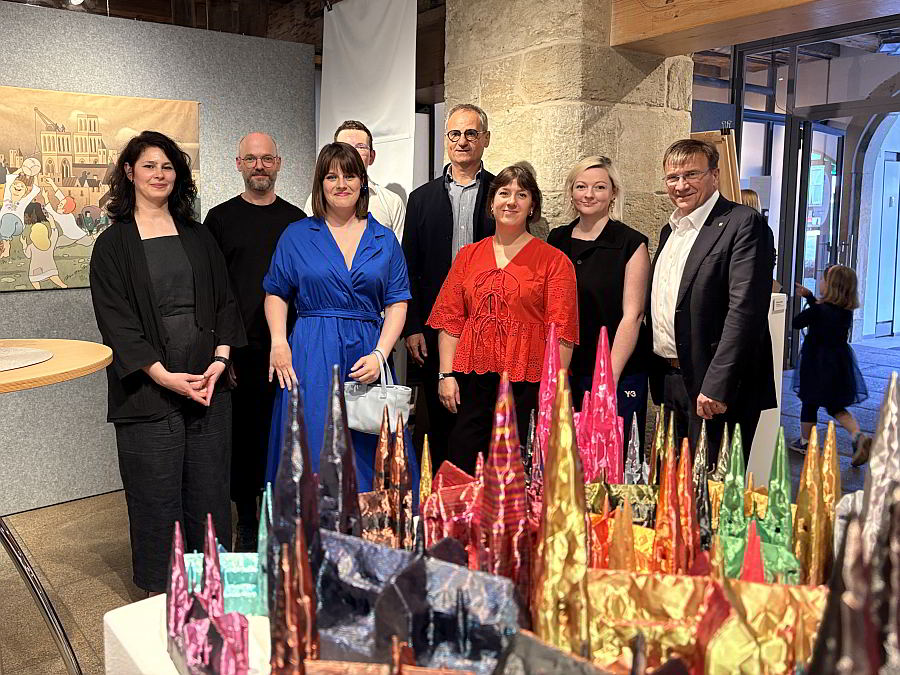 Gruppenbild der Künstlerinnen und der Künstler mit Veranstalter und Förderer