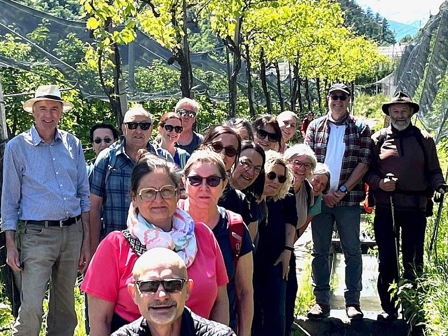 Die Exerzitiengruppe beim Wandern in den Weinbergen