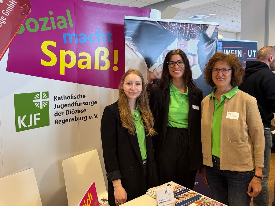 Das Team der KJF vor dem Messestand.