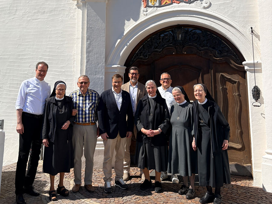 Die Kreuzschwestern und ihre Gäste vor dem Eingang des Cabrini-Schlosses