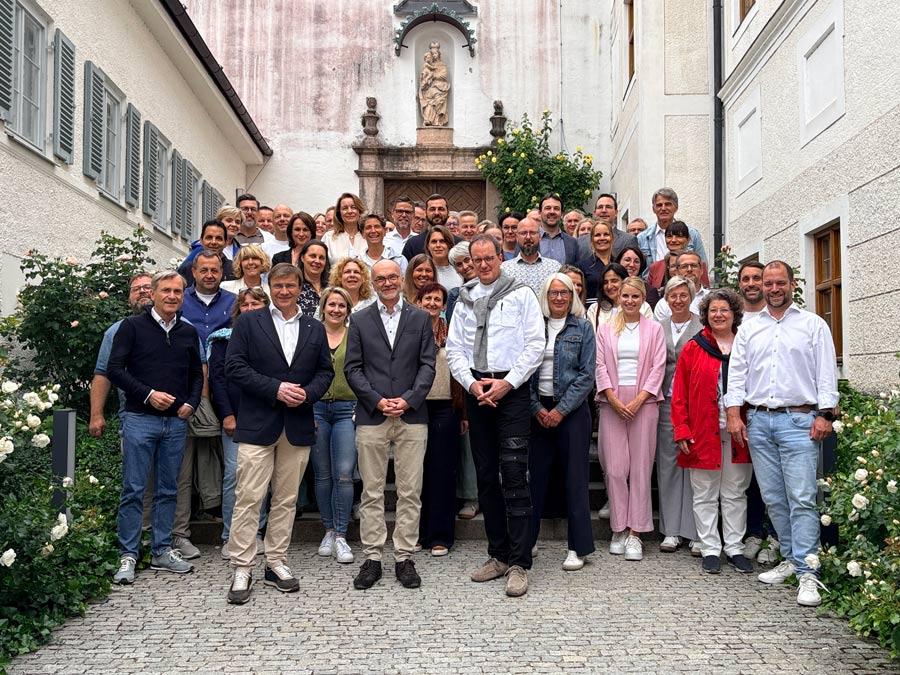 Gruppenbild der KJF-Führungskräfte mit Vorstandsvorsitzendem, Direktor und stellvertretendem Direktor