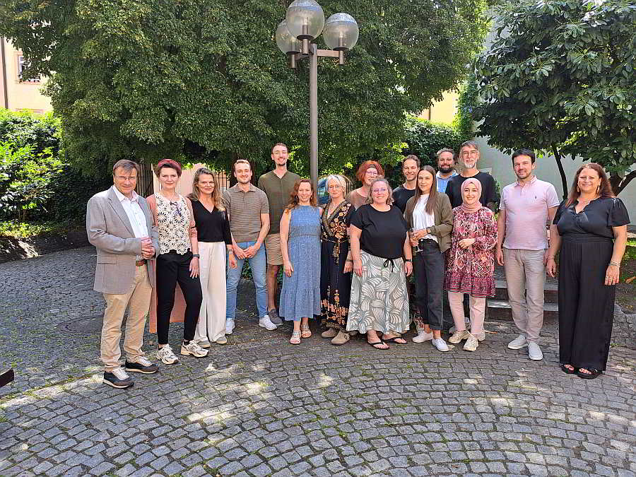 Gruppenbilde Absolventen Zertifikatskurs mit Vorstandsvorsitzendem und Geschäftsführerin