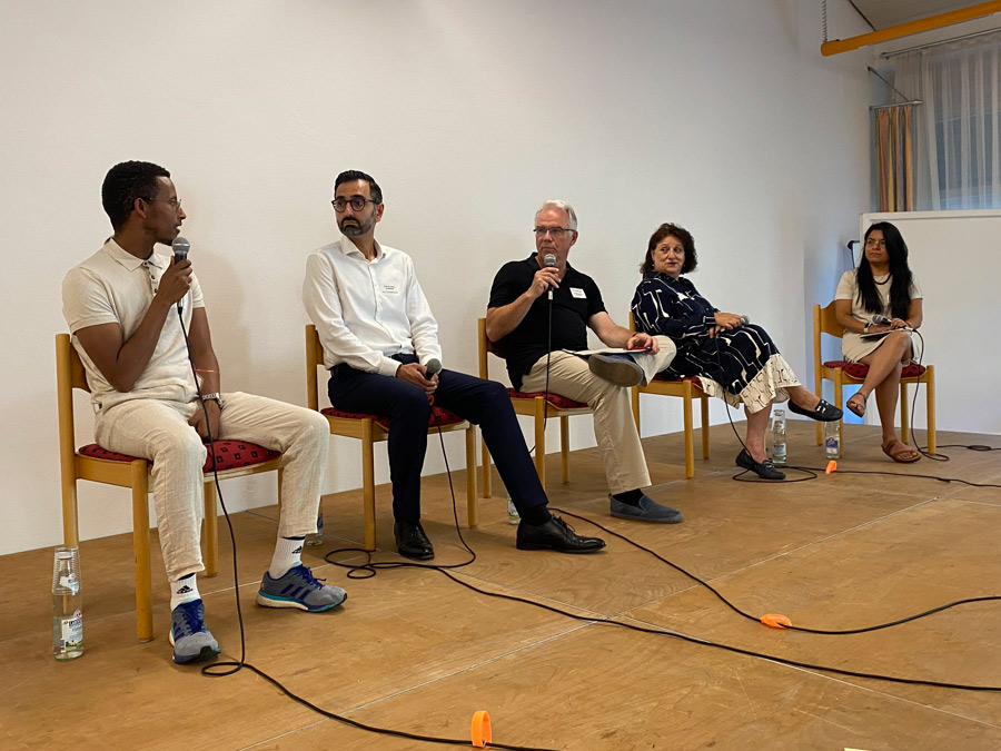Die Podiumsrunde, von links:&nbsp;Dawit Getaneh (Mitglied des Integrationsbeirats Regensburg), Dr. Karim Fereidooni (Professor an der Ruhr-Universität Bochum), Dr. Carsten Lenk (Moderator),&nbsp;Mitra Sharifi-Neystanak (Landesarbeitsgemeinschaft Antidiskriminierung Bayern),&nbsp;Rosy Lucia Magallanes Medina (Migrationsberaterin bei der Caritas) 