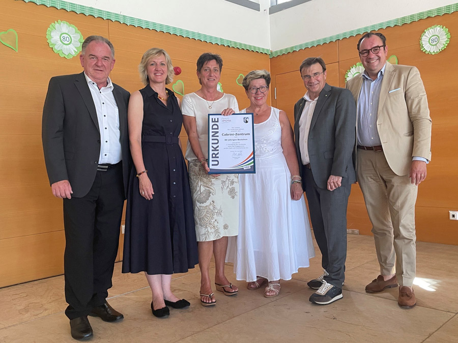 Gruppenbild Ehrengäste mit KJF-Direktor Michael Eibl und stellvertr. Einrichtungsleiterin Ute Schierlinger